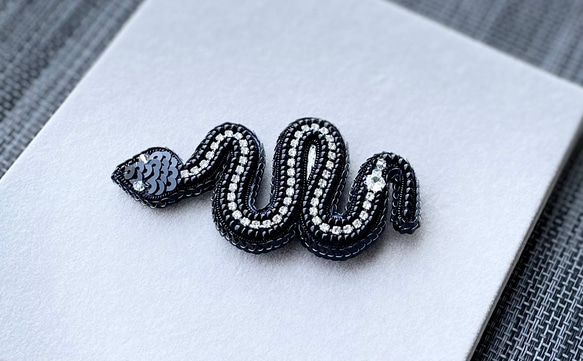 ビーズ刺繍のブローチ　-黒蛇(クリアライン)-black snake- 4枚目の画像