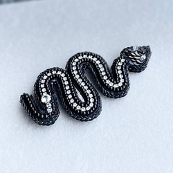 ビーズ刺繍のブローチ　-黒蛇(クリアライン)-black snake- 5枚目の画像