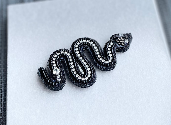 ビーズ刺繍のブローチ　-黒蛇(クリアライン)-black snake- 5枚目の画像