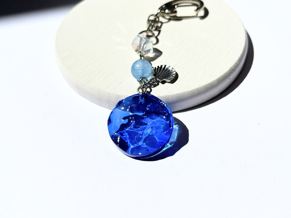 深いブルー×シーブルージェイドの御守り海ストラップ‪☆ / お守り / 天然石 / 海 / 波 1枚目の画像