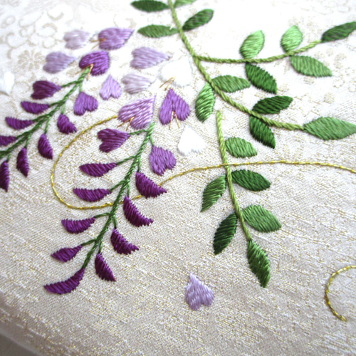 フラワーガーデン刺繍のがま口ポーチ(ミルキーパープル玉付) 日本刺繍＊藤の花＊絹のがま口ポーチ・化粧ポーチ◇生成り◇ 刺繍 手