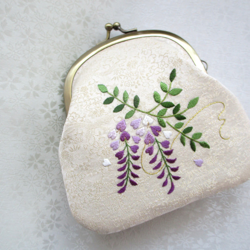 日本刺繍【藤の花】絹のがま口ポーチ ◇藤色ちりめん◇ 刺繍 手刺繍 花