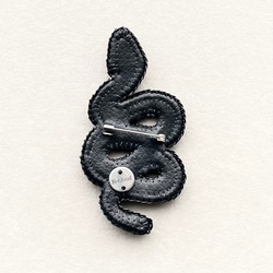 ビーズ刺繍のブローチ　-黒蛇(ブラックライン)-black snake- 6枚目の画像