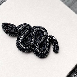 ビーズ刺繍のブローチ　-黒蛇(ブラックライン)-black snake- 4枚目の画像
