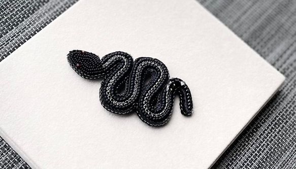 ビーズ刺繍のブローチ　-黒蛇(ブラックライン)-black snake- 4枚目の画像