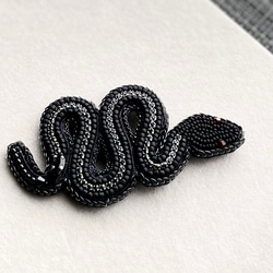 ビーズ刺繍のブローチ　-黒蛇(ブラックライン)-black snake- 5枚目の画像