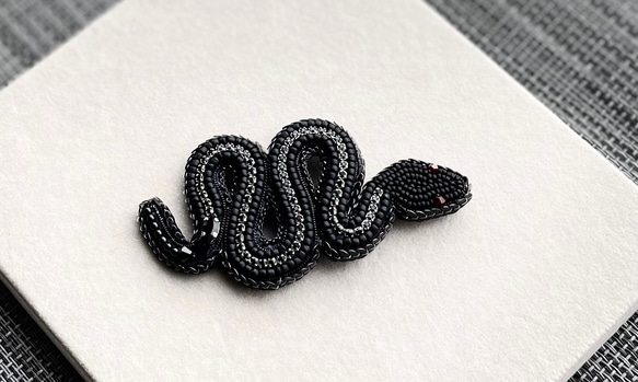 ビーズ刺繍のブローチ　-黒蛇(ブラックライン)-black snake- 5枚目の画像