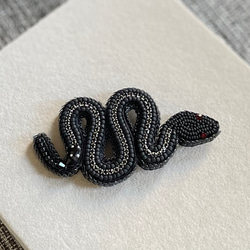 ビーズ刺繍のブローチ　-黒蛇(ブラックライン)-black snake- 8枚目の画像