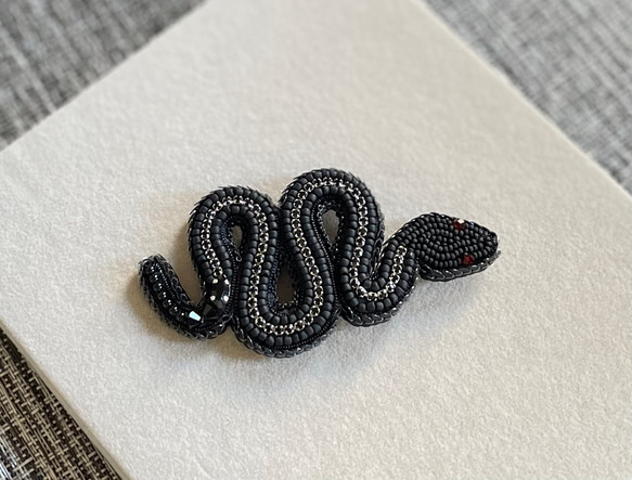 ビーズ刺繍のブローチ　-黒蛇(ブラックライン)-black snake- 8枚目の画像