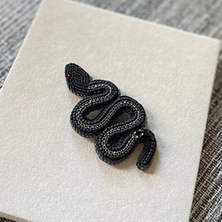 ビーズ刺繍のブローチ　-黒蛇(ブラックライン)-black snake- 7枚目の画像