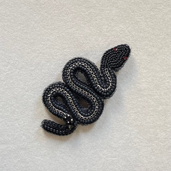 ビーズ刺繍のブローチ　-黒蛇(ブラックライン)-black snake- 9枚目の画像
