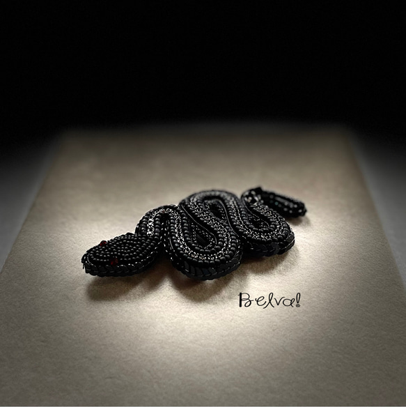 ビーズ刺繍のブローチ　-黒蛇(ブラックライン)-black snake- 1枚目の画像