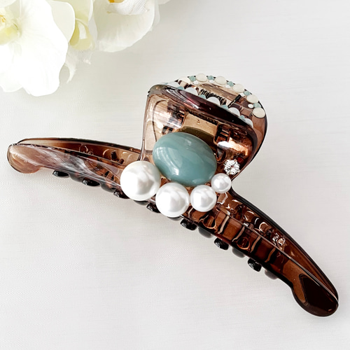 上品モスグリーン ドイツカボションと大粒パールのバンスクリップ ヘア  