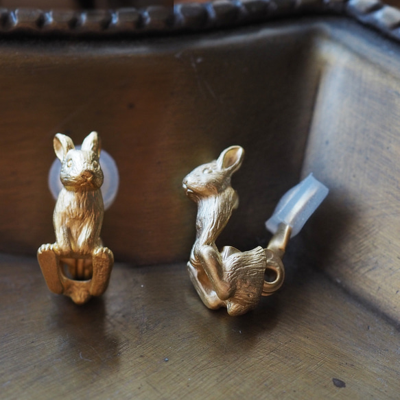 兔子耳環一隻耳朵荷蘭矮人啞光金 第1張的照片