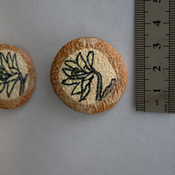 ブローチ　陶器アクセサリー　花柄（白花キクザキイチゲ）　手彫り　一点物 4枚目の画像