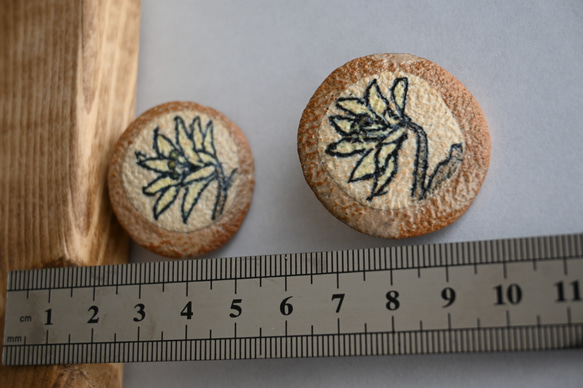 ブローチ　陶器アクセサリー　花柄（白花キクザキイチゲ）　手彫り　一点物 5枚目の画像