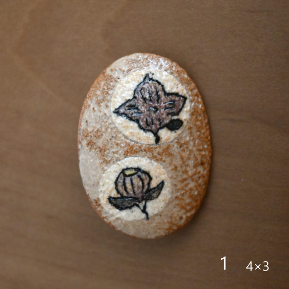 ブローチ　陶器アクセサリー　花柄（桔梗）　手彫り　一点物 1枚目の画像