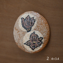 ブローチ　陶器アクセサリー　花柄（桔梗）　手彫り　一点物 2枚目の画像