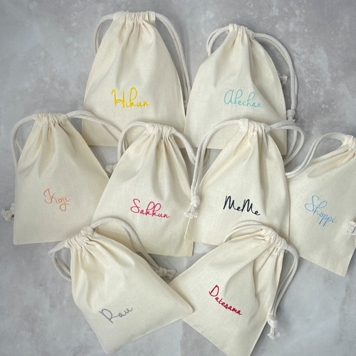 名入れ刺繡【巾着Sサイズ】席札/結婚式/メイクポーチ/サニタリー 名入れ刺繡【巾着Sサイズ】席札/結婚式/メイクポーチ/サニタリー