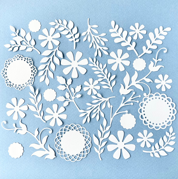 真っ白な葉っぱとお花とレースペーパー〜クラフトパンチ　カッティングダイ　リーフ 1枚目の画像