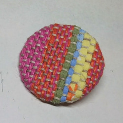 手織ブローチ(裂き織りピンク色、綿麻) 4枚目の画像