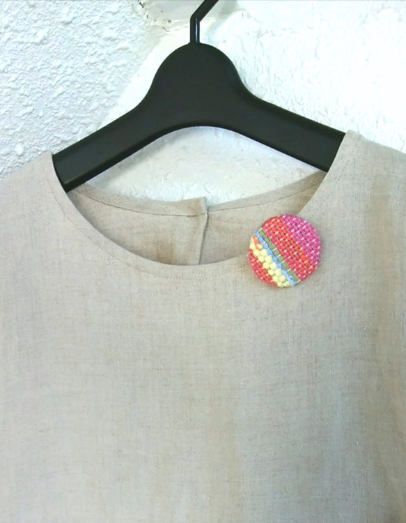 手織ブローチ(裂き織りピンク色、綿麻) 1枚目の画像