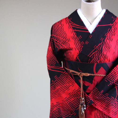 手染め型染浴衣 赤と黒のモダンなパターンが大人かっこいい コシノ