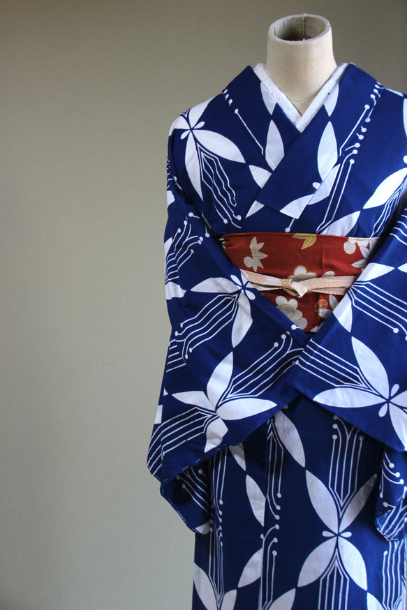 手染め型染浴衣　青　レトロなパターンの蝶モチーフがモダンで個性的　トールサイズお袖ロング　裄67.5ｃｍ　木綿 10枚目の画像