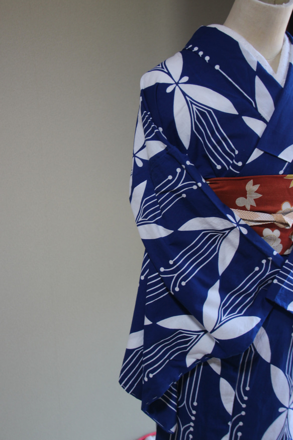 手染め型染浴衣　青　レトロなパターンの蝶モチーフがモダンで個性的　トールサイズお袖ロング　裄67.5ｃｍ　木綿 6枚目の画像