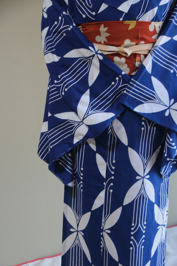 手染め型染浴衣　青　レトロなパターンの蝶モチーフがモダンで個性的　トールサイズお袖ロング　裄67.5ｃｍ　木綿 5枚目の画像