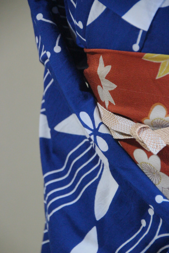 手染め型染浴衣　青　レトロなパターンの蝶モチーフがモダンで個性的　トールサイズお袖ロング　裄67.5ｃｍ　木綿 3枚目の画像