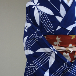 手染め型染浴衣　青　レトロなパターンの蝶モチーフがモダンで個性的　トールサイズお袖ロング　裄67.5ｃｍ　木綿 14枚目の画像