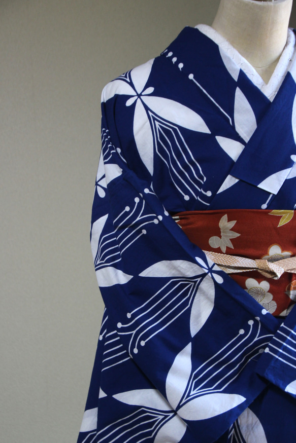 手染め型染浴衣　青　レトロなパターンの蝶モチーフがモダンで個性的　トールサイズお袖ロング　裄67.5ｃｍ　木綿 14枚目の画像