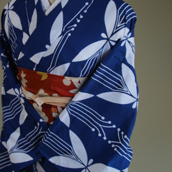 手染め型染浴衣　青　レトロなパターンの蝶モチーフがモダンで個性的　トールサイズお袖ロング　裄67.5ｃｍ　木綿 1枚目の画像