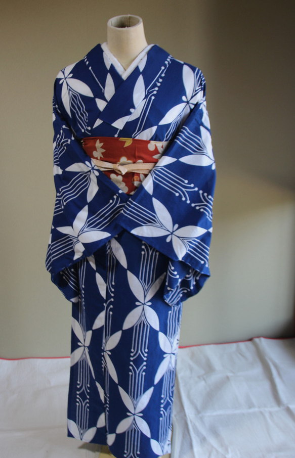 手染め型染浴衣　青　レトロなパターンの蝶モチーフがモダンで個性的　トールサイズお袖ロング　裄67.5ｃｍ　木綿 9枚目の画像