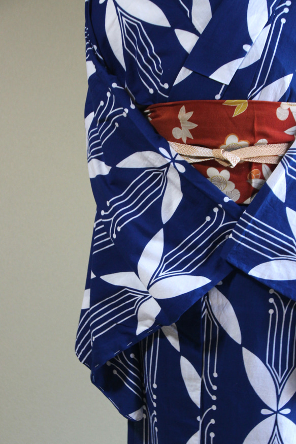 手染め型染浴衣　青　レトロなパターンの蝶モチーフがモダンで個性的　トールサイズお袖ロング　裄67.5ｃｍ　木綿 13枚目の画像