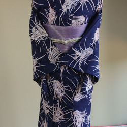 手染め型染浴衣　薄ピンクベージュ×濃紺　小さめの菖蒲の花パターンが小柄な方にもおすすめ　スモールサイズ　裄66.5ｃｍ　 1枚目の画像