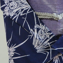 手染め型染浴衣　薄ピンクベージュ×濃紺　小さめの菖蒲の花パターンが小柄な方にもおすすめ　スモールサイズ　裄66.5ｃｍ　 5枚目の画像