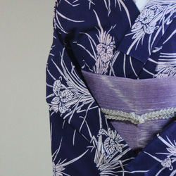 手染め型染浴衣　薄ピンクベージュ×濃紺　小さめの菖蒲の花パターンが小柄な方にもおすすめ　スモールサイズ　裄66.5ｃｍ　 2枚目の画像
