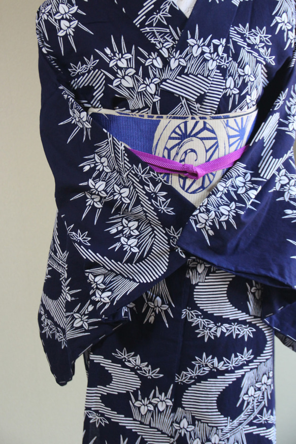 手染め型染浴衣　縦ラインに流れる小川に菖蒲が着姿をキレイに魅せる　トールサイズお袖ロング　裄65ｃｍ　木綿 6枚目の画像