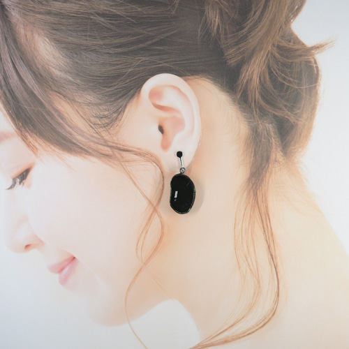 丹波の黒豆イヤリング（ピアス変更可） ステンドグラス 個性的 黒