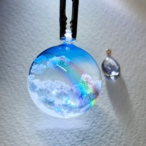 空レジン-空に掛かった虹 キーホルダー 春/透明感/プレゼント/雲