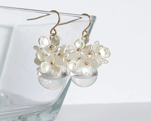 水入りガラスドームのフラワー付きピアス イヤリング ピアス（フック