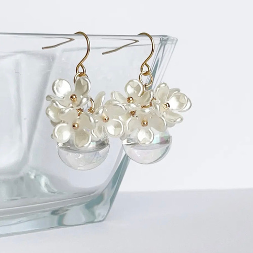 水入りガラスドームのフラワー付きピアス イヤリング ピアス（フック