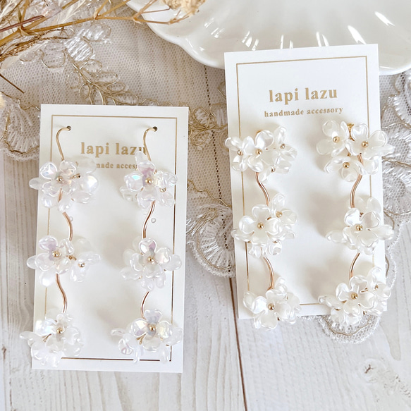 3連フラワー ホワイトorオーロラ《ピアス/イヤリング》 ピアス（フック