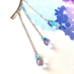 紫陽花のイヤーフック２　（シンプル　ガラス　ドロップ　透明感　アジサイ　青　紫） 4枚目の画像