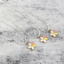 華やかな五色花モチーフのネックレス 2枚目の画像