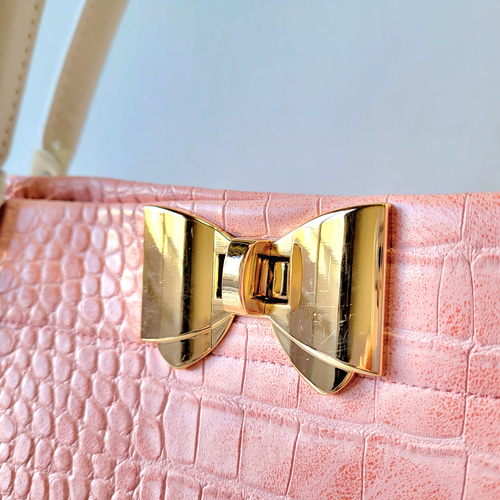 ひねり錠の大きめフェミニンバッグ(クロコ型押しVer