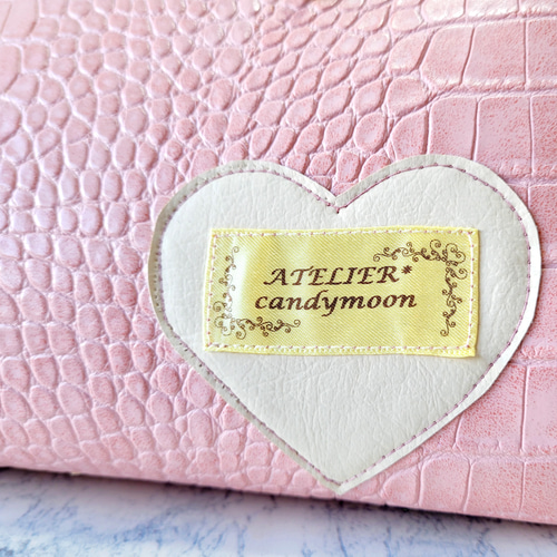 ひねり錠の大きめフェミニンバッグ(クロコ型押しVer