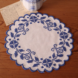フランスの手仕事/ボタニカル　青糸手刺繍 フォークロアな円形ドイリー (ヴィンテージ インテリア） 1枚目の画像